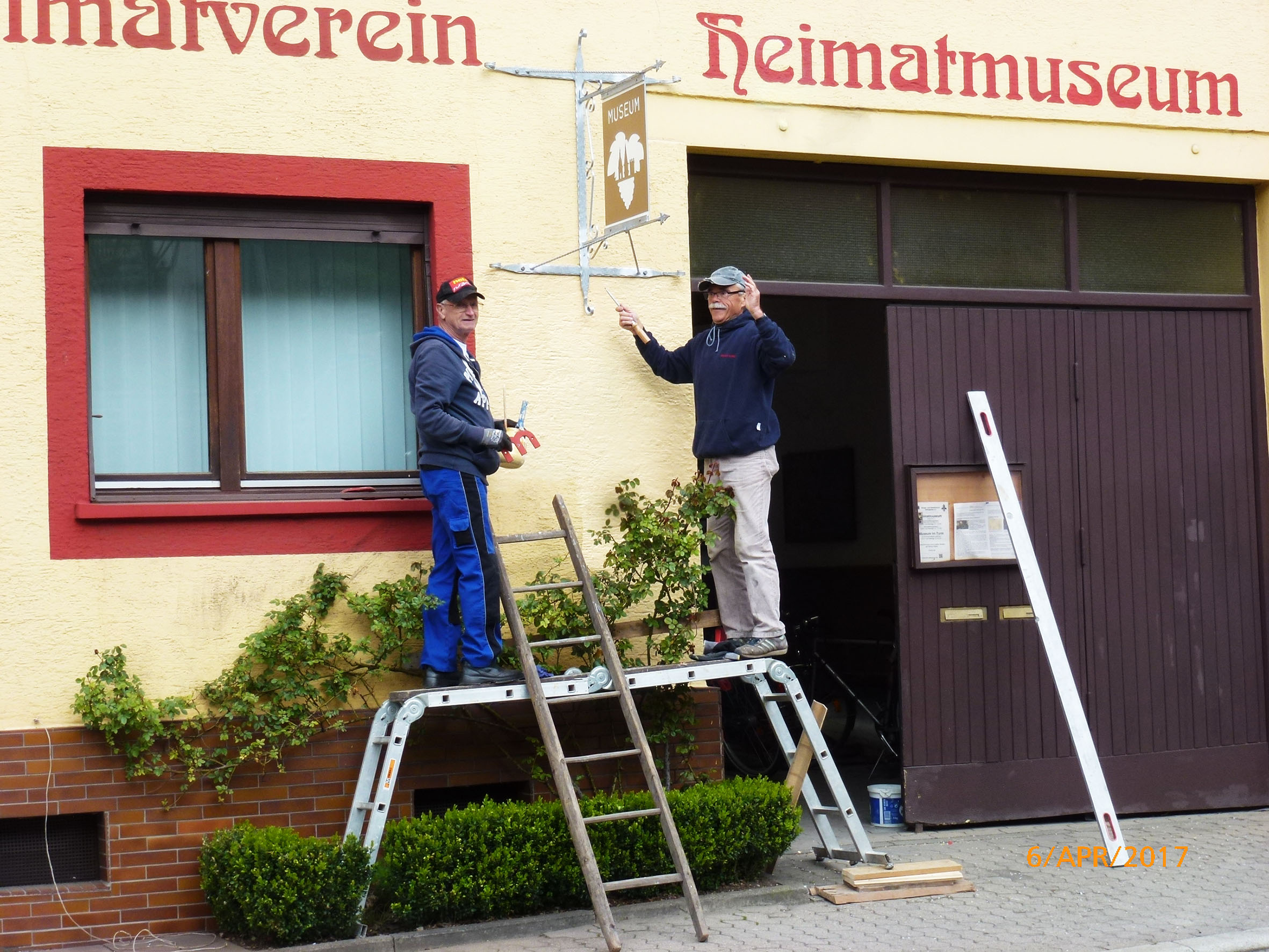 Montage vom Museumsschild